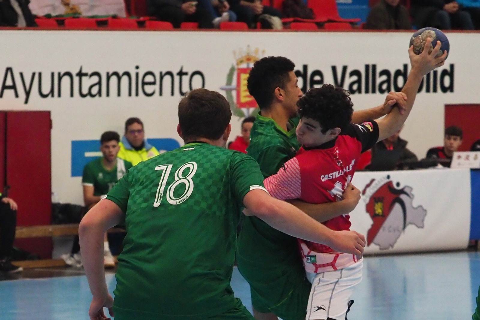 Imagen de archivo de un choque de balonmano. Foto: Mariano González Imagen de archivo de un choque de balonmano. Foto: Mariano González