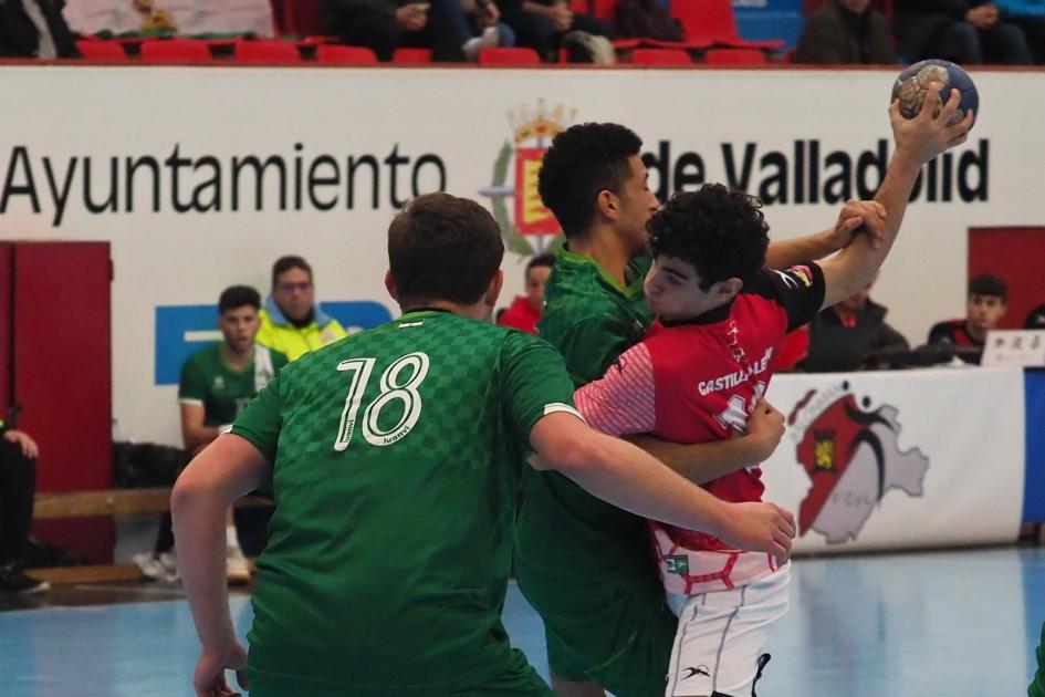 Imagen de archivo de un choque de balonmano. Foto: Mariano González